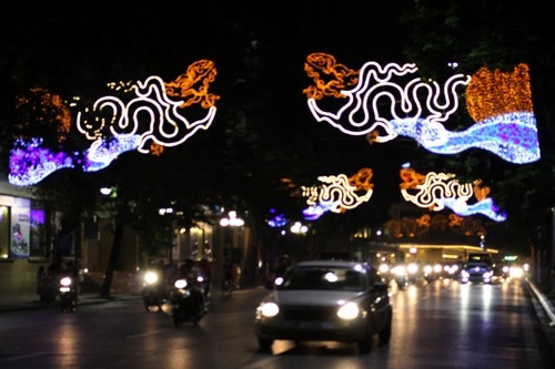 Cả con phố Đinh Tiên Hoàng rực rỡ với hình ảnh rồng thiêng đa sắc màu, lung linh về đêm.